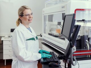 orion_research-and-development_woman-analyzing_2022_2567.jpg